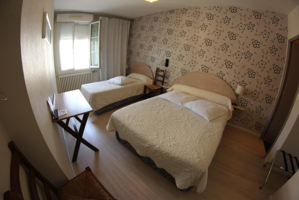 Brit Hotel Privilege Lisieux - La Villa Des Arts Екстериор снимка