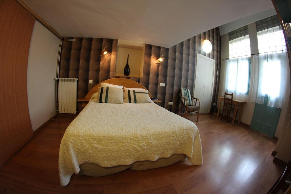 Brit Hotel Privilege Lisieux - La Villa Des Arts Екстериор снимка