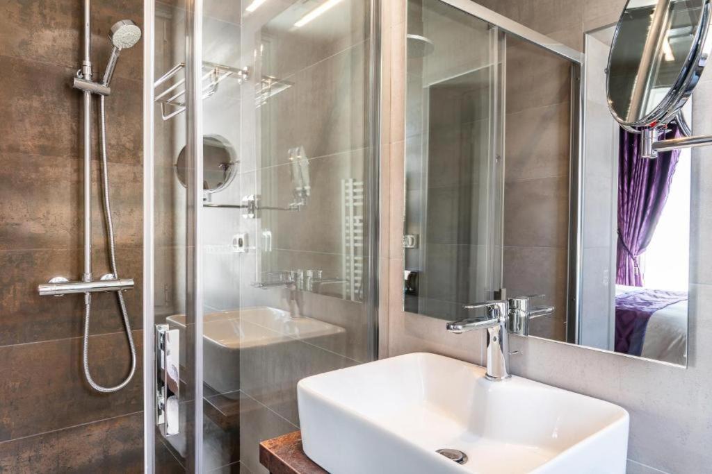 Brit Hotel Privilege Lisieux - La Villa Des Arts Екстериор снимка