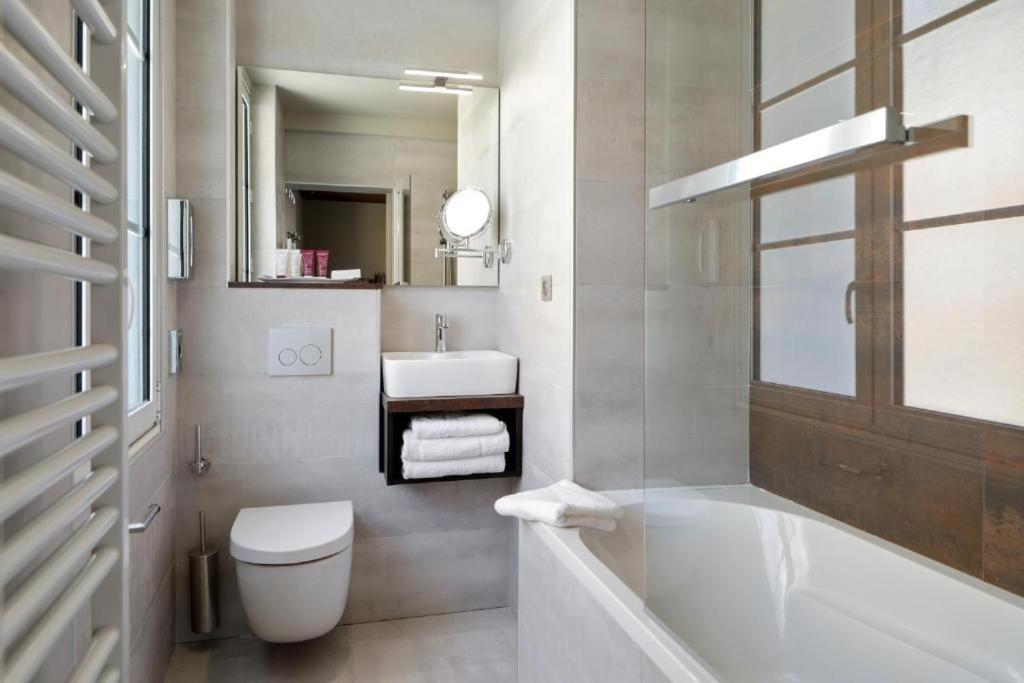 Brit Hotel Privilege Lisieux - La Villa Des Arts Екстериор снимка