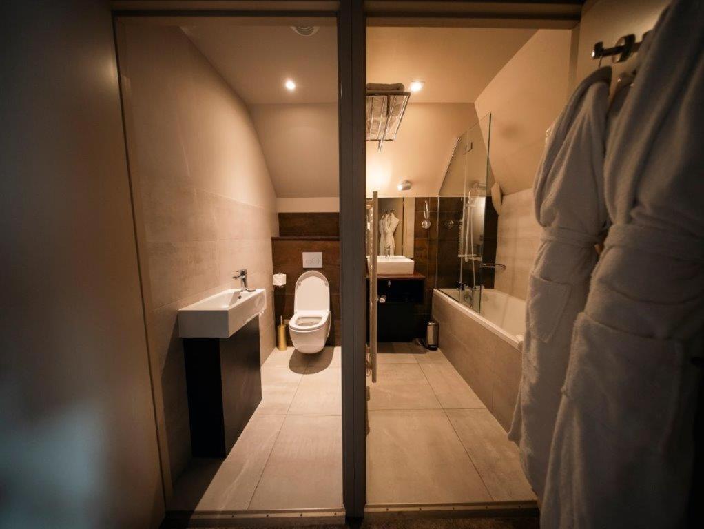 Brit Hotel Privilege Lisieux - La Villa Des Arts Екстериор снимка
