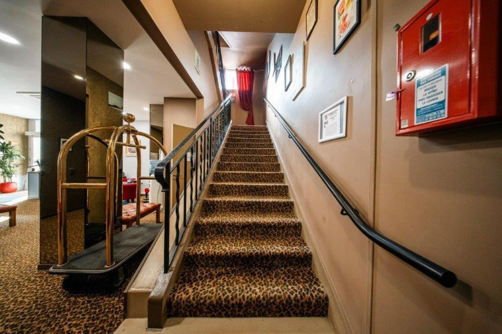 Brit Hotel Privilege Lisieux - La Villa Des Arts Екстериор снимка