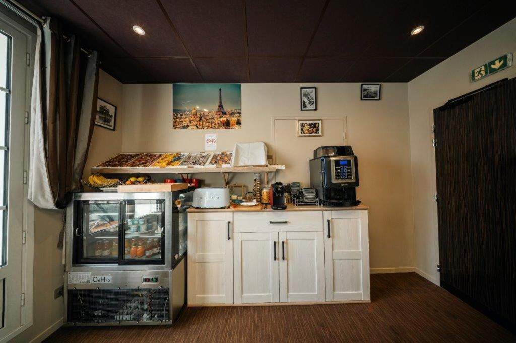 Brit Hotel Privilege Lisieux - La Villa Des Arts Екстериор снимка
