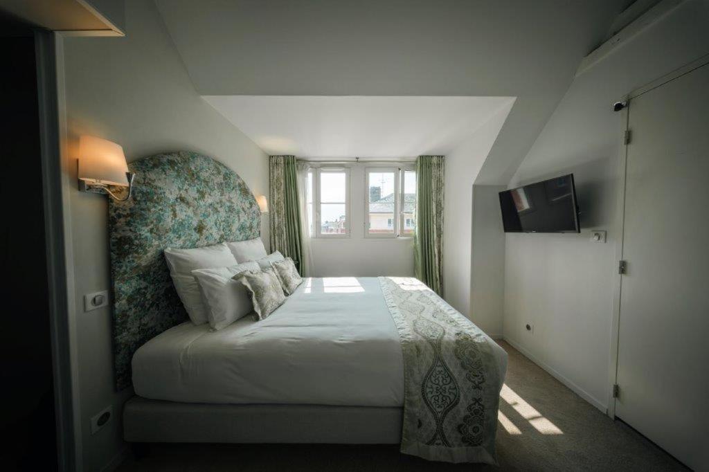 Brit Hotel Privilege Lisieux - La Villa Des Arts Екстериор снимка