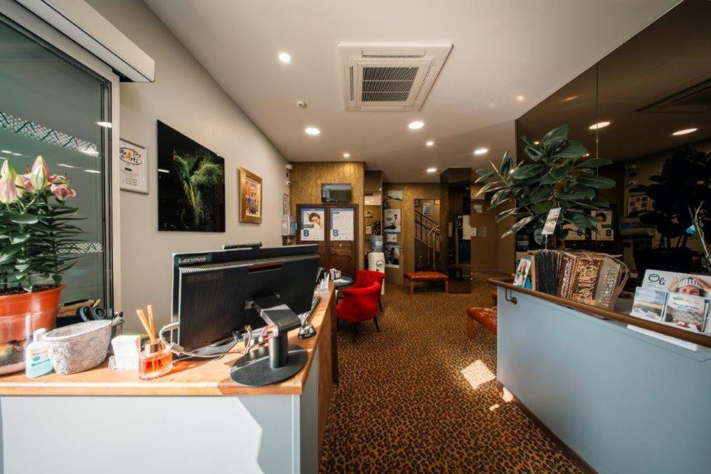 Brit Hotel Privilege Lisieux - La Villa Des Arts Екстериор снимка