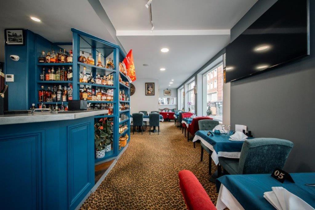 Brit Hotel Privilege Lisieux - La Villa Des Arts Екстериор снимка