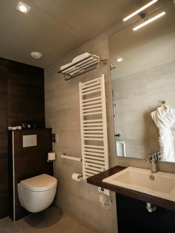 Brit Hotel Privilege Lisieux - La Villa Des Arts Екстериор снимка