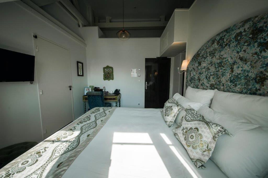 Brit Hotel Privilege Lisieux - La Villa Des Arts Екстериор снимка