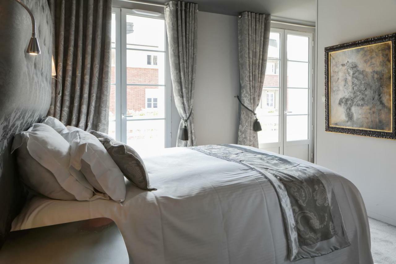 Brit Hotel Privilege Lisieux - La Villa Des Arts Екстериор снимка