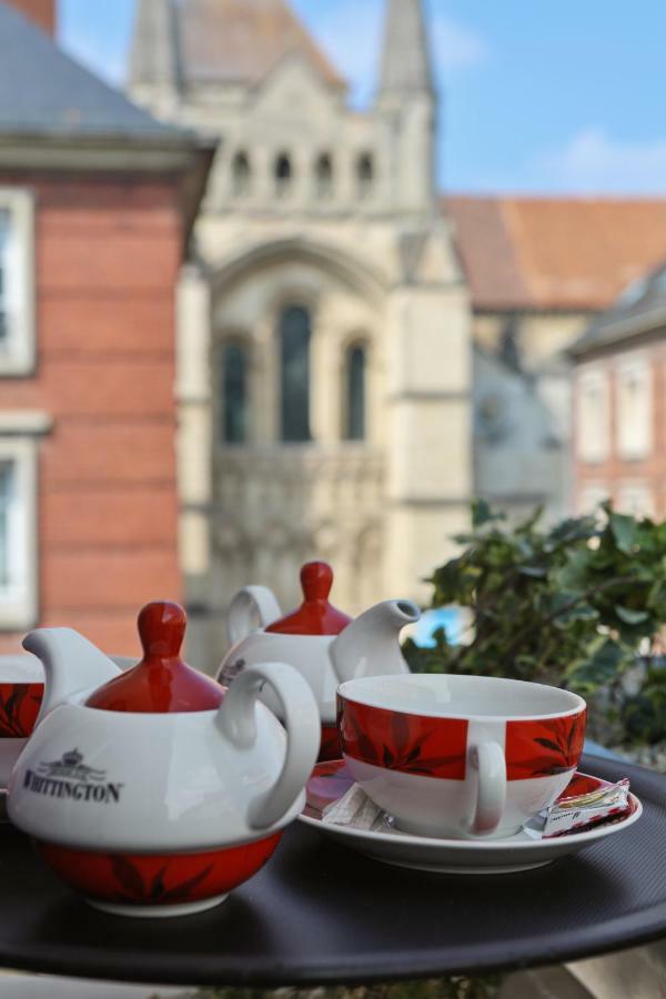 Brit Hotel Privilege Lisieux - La Villa Des Arts Екстериор снимка
