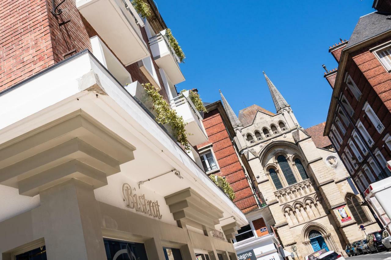 Brit Hotel Privilege Lisieux - La Villa Des Arts Екстериор снимка