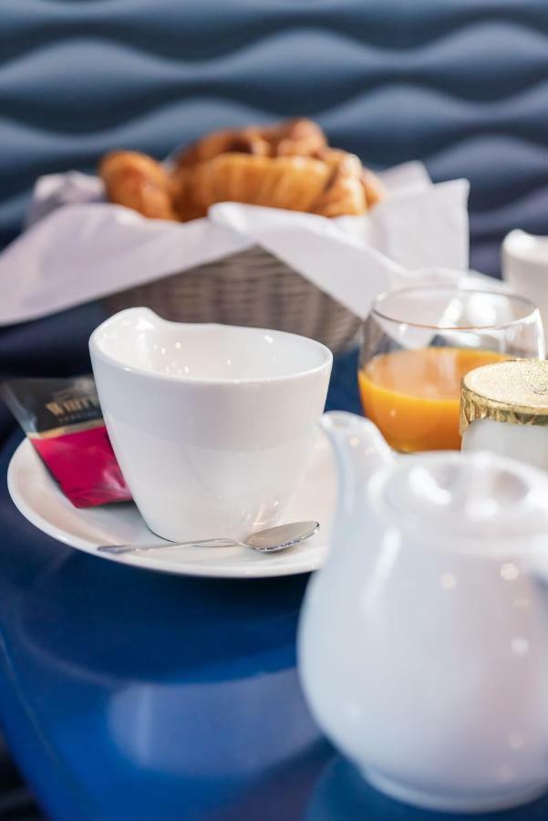 Brit Hotel Privilege Lisieux - La Villa Des Arts Екстериор снимка